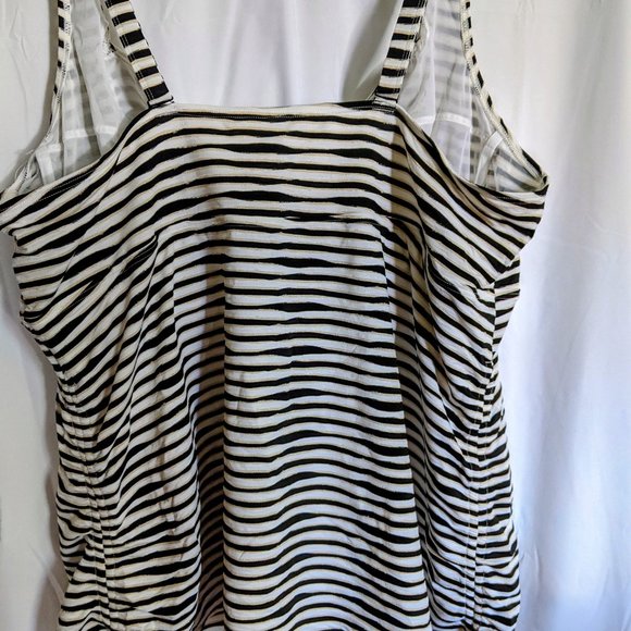 Pinup Glam! Underwire Tankini Top With Twisted Front in 5X - Picture 4 of 7